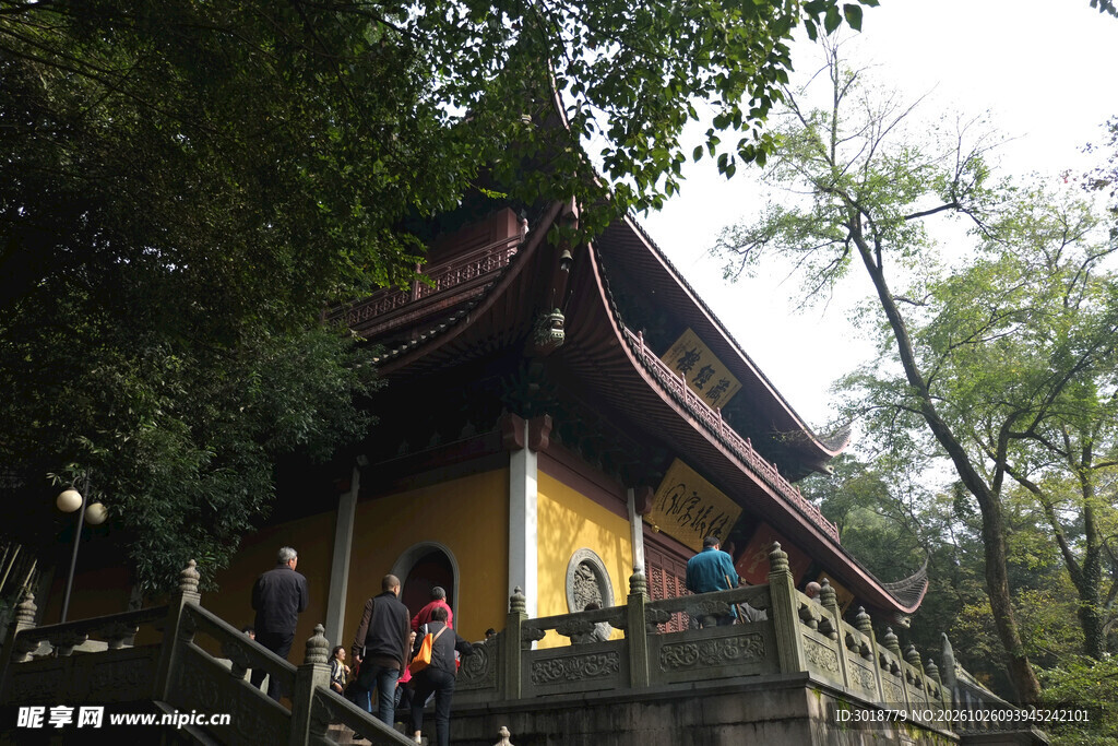 林间古寺景观