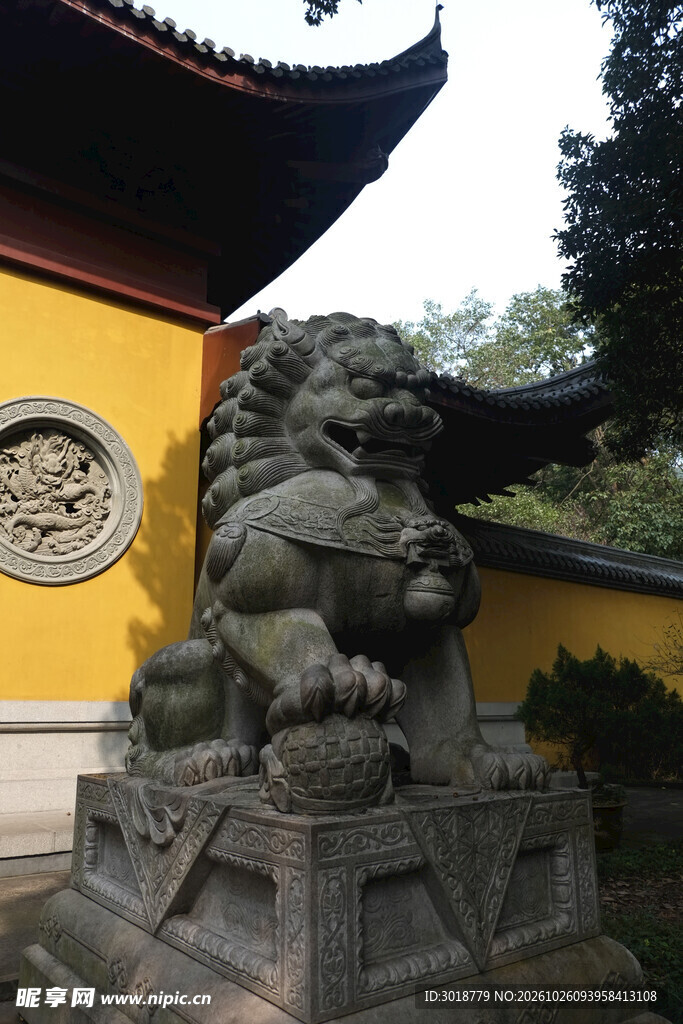 寺院门前石狮子
