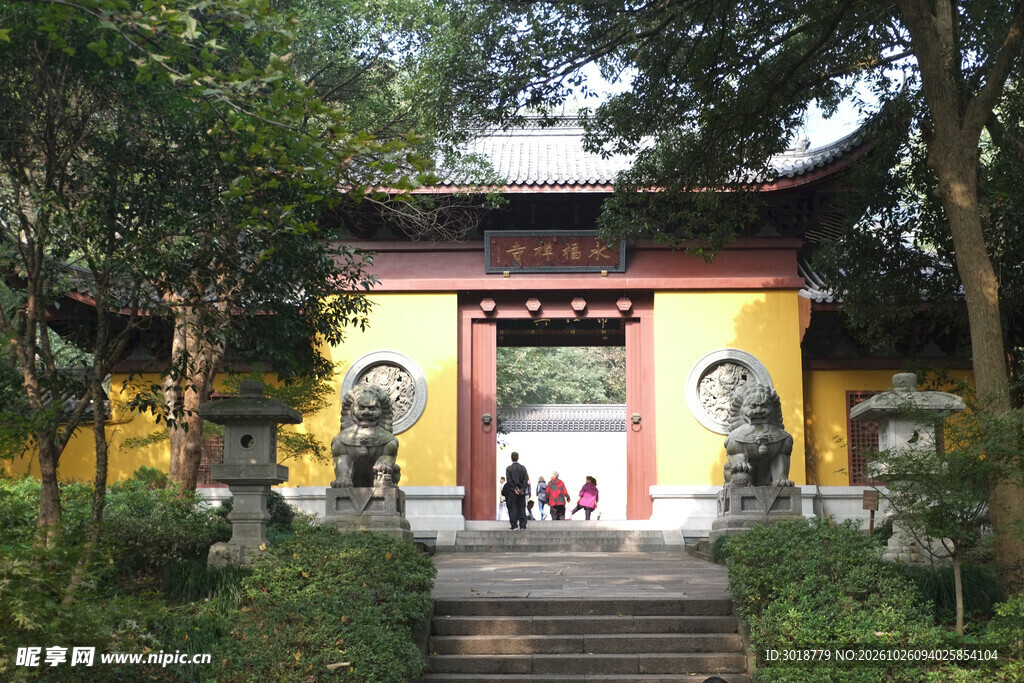 林间古寺山门