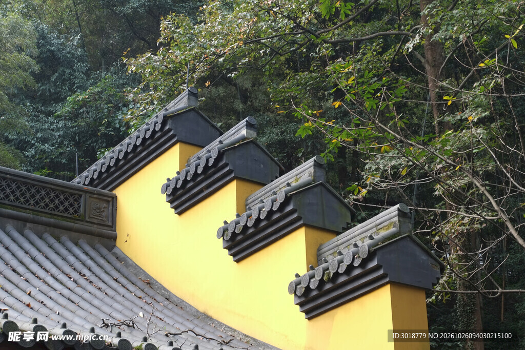 古寺黄墙山墙景致