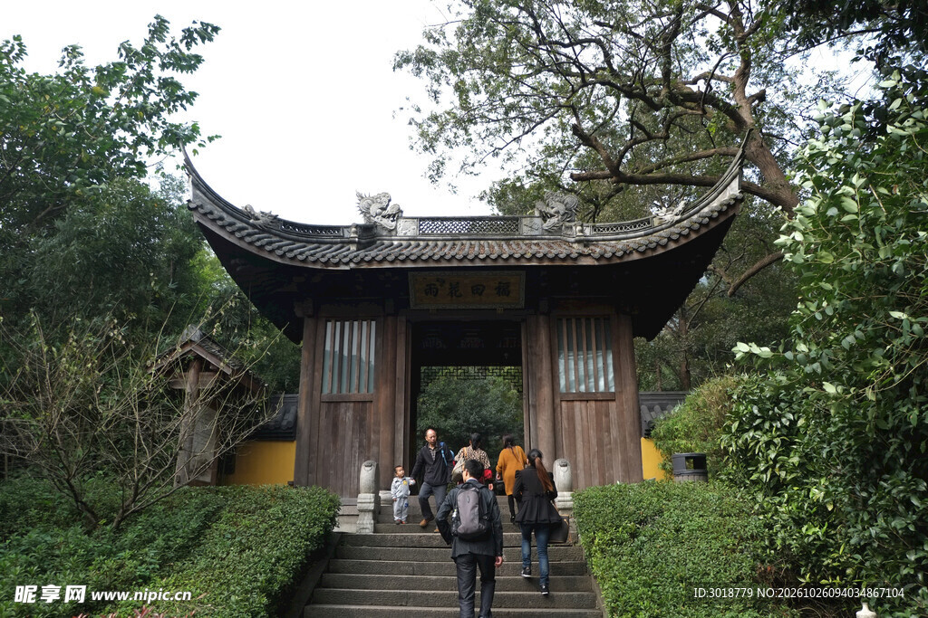 古寺山门游览场景