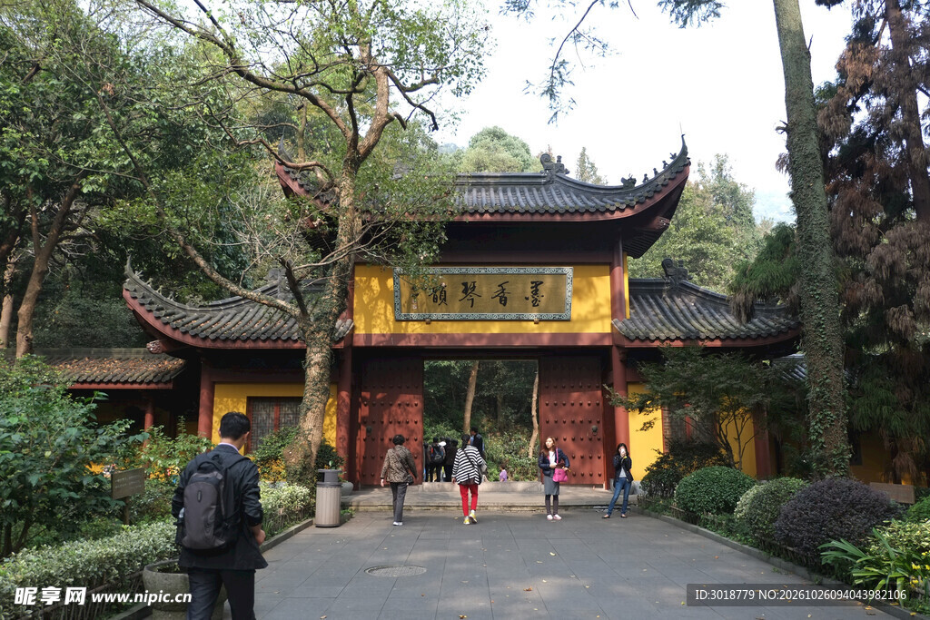 林间古寺山门风光