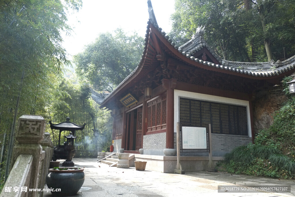 林间古寺风光
