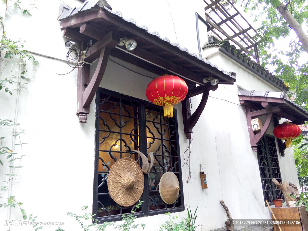 中式民居红灯笼小景