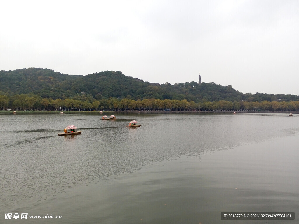 湖景远山游船风光