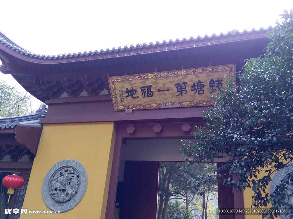 中式传统寺庙门楼