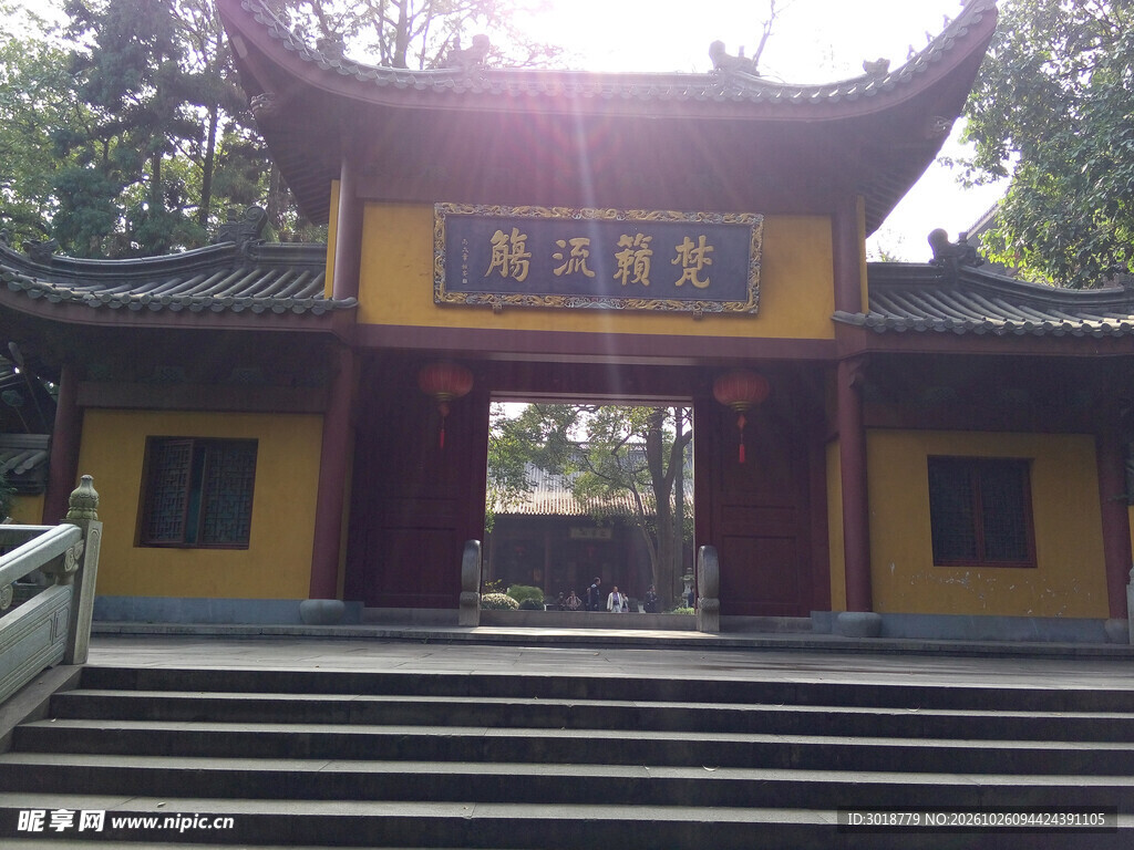 中式古寺山门