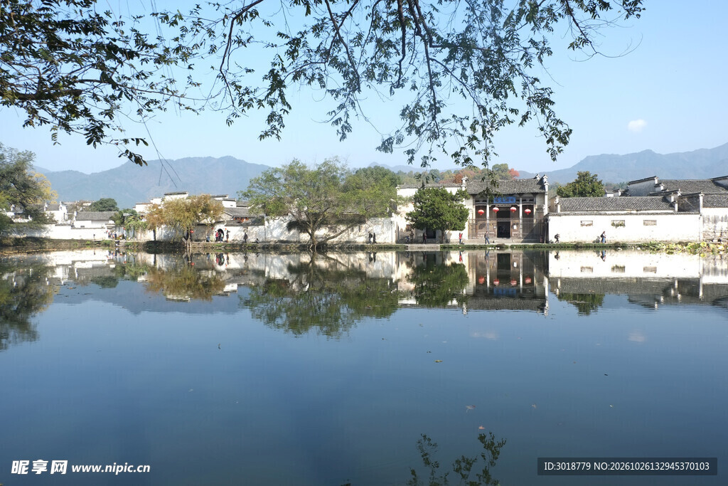 水乡湖景民居倒影