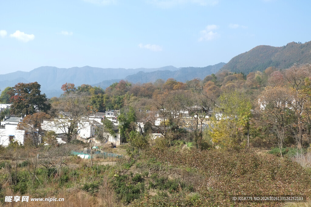 秋日山乡村落远景