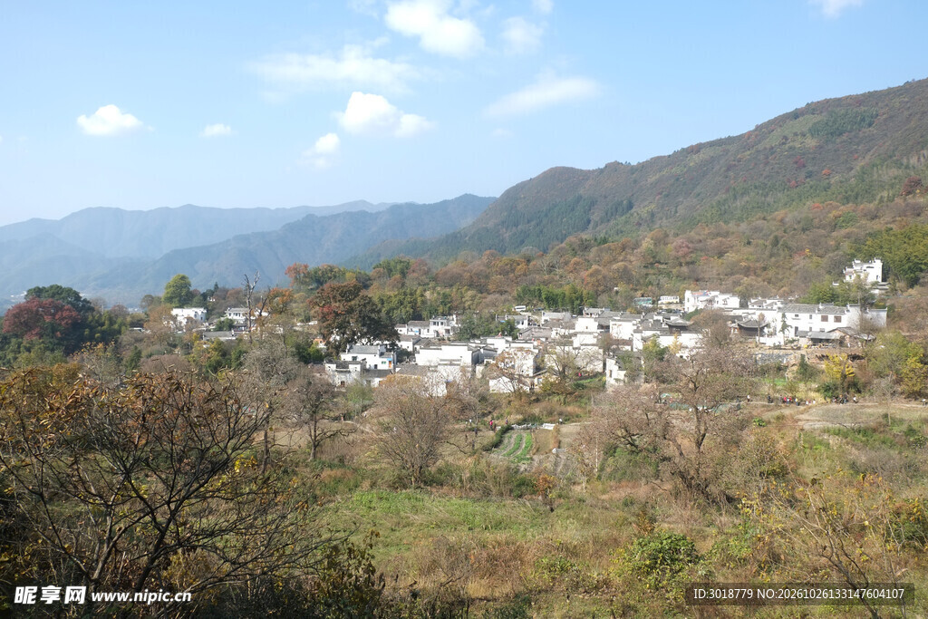 山间村落秋日远景