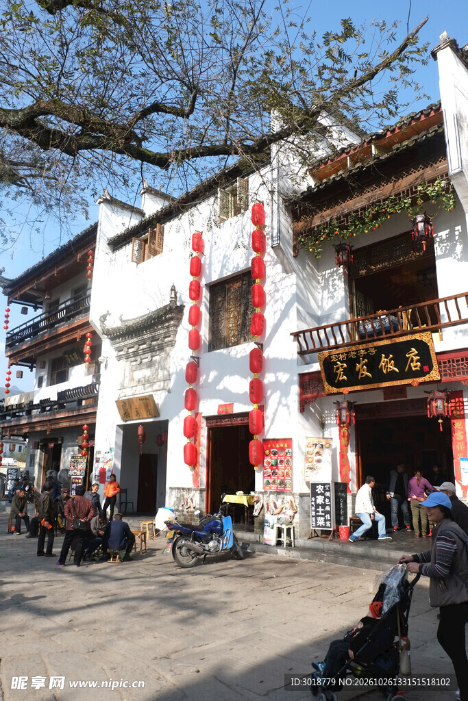 古镇临街传统商铺街景