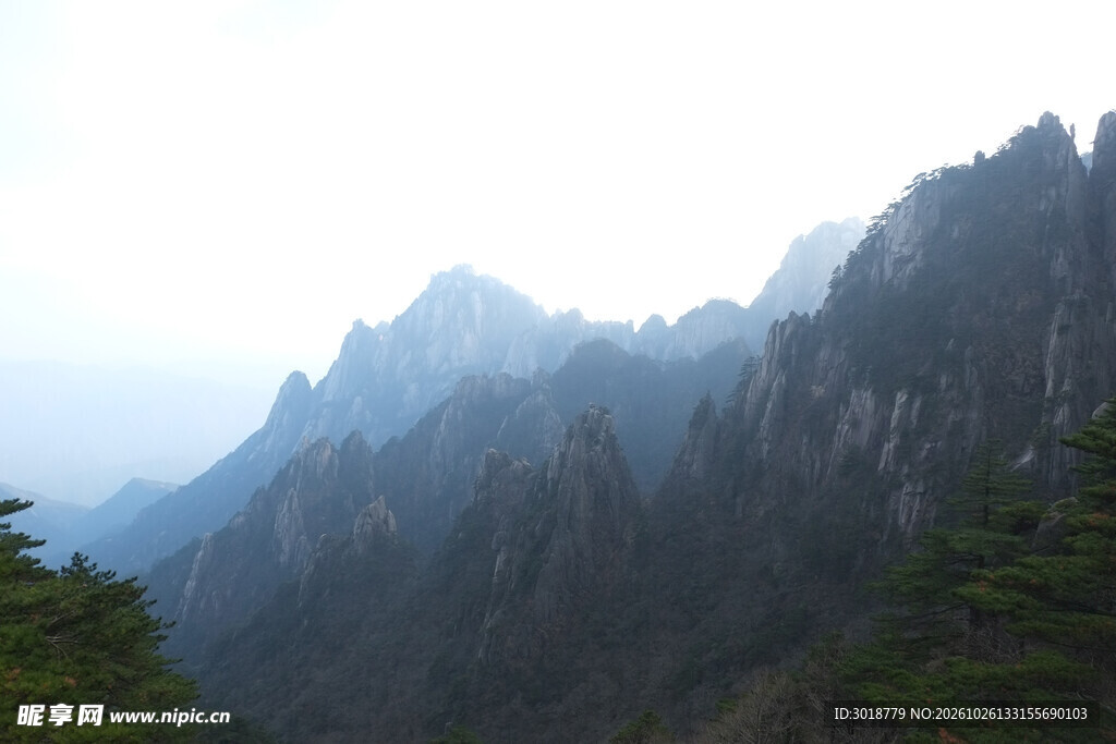 雾中山峦远景