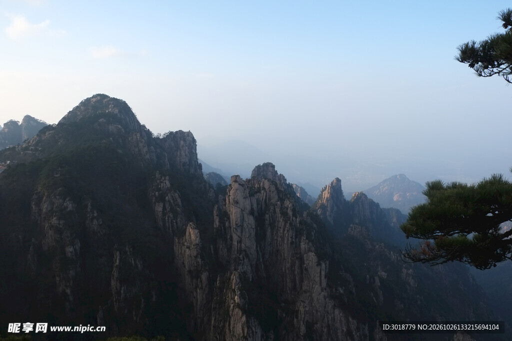清晨山岳风光