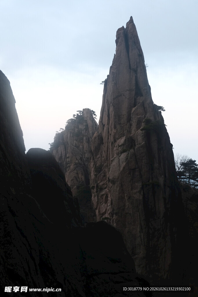陡立奇峰自然景观
