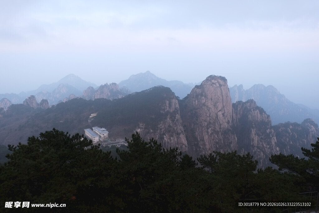雾霭层叠山峦风光