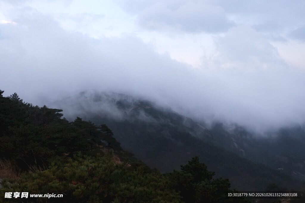 山间雾绕山野风光