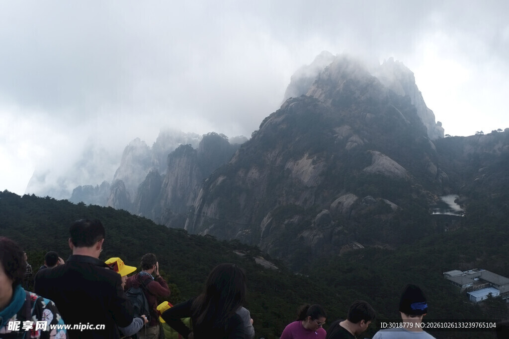 雾绕高山登山游客