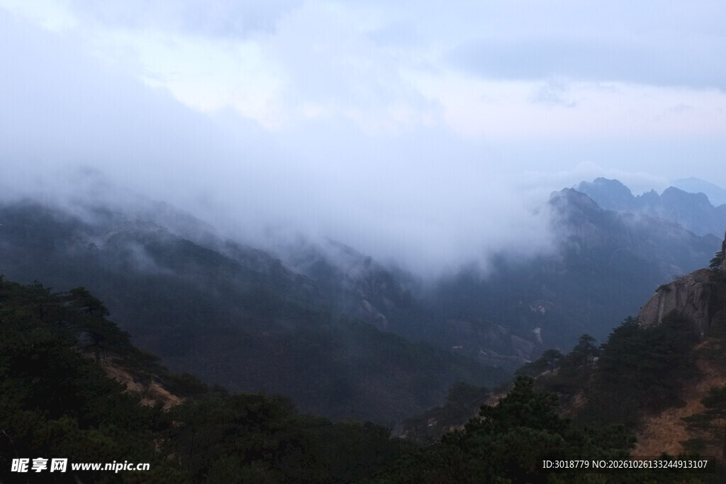 雾锁山峦山野风光