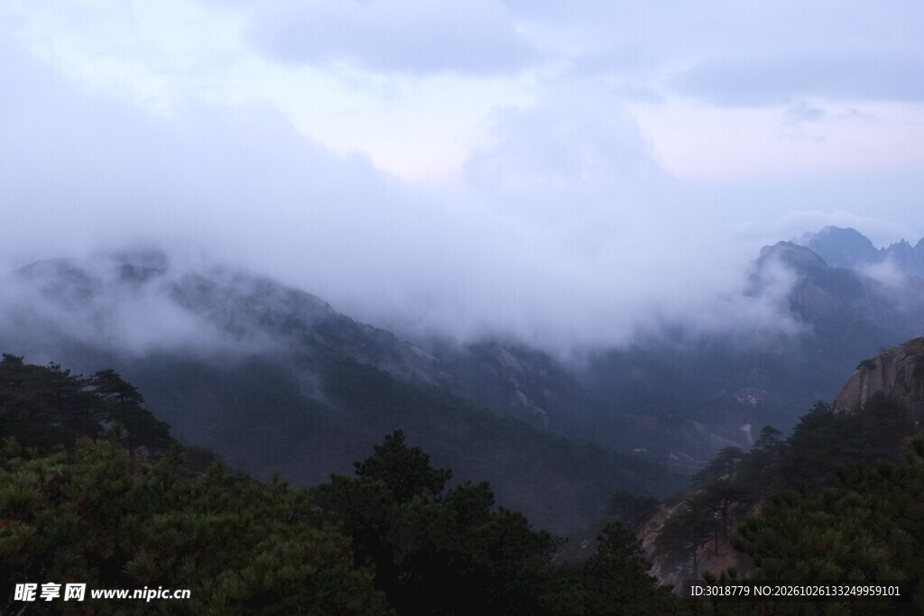 雾绕山峦自然景观