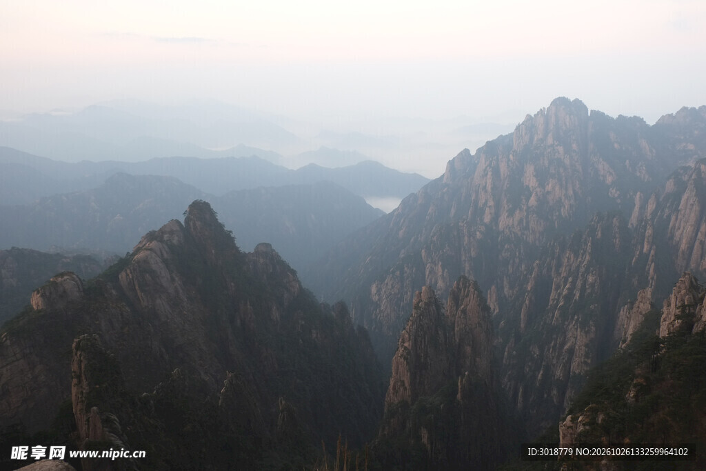 晨雾层叠山峦风光