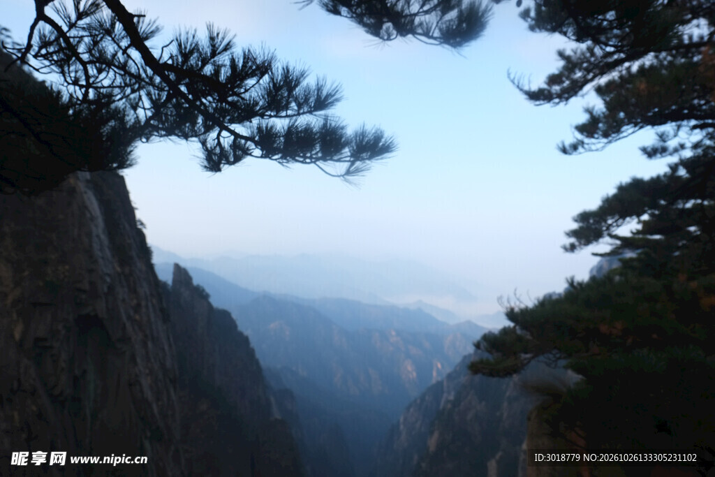 远山雾景松影风光