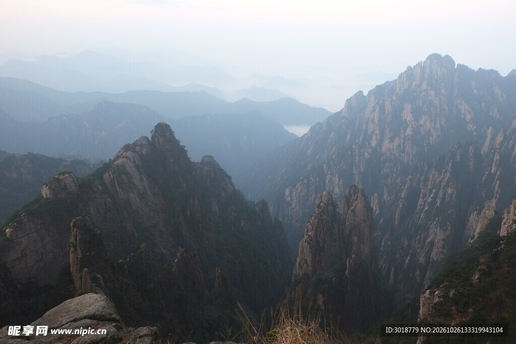朦胧层叠远山风光