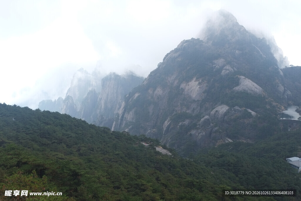 雾绕青山山野风光