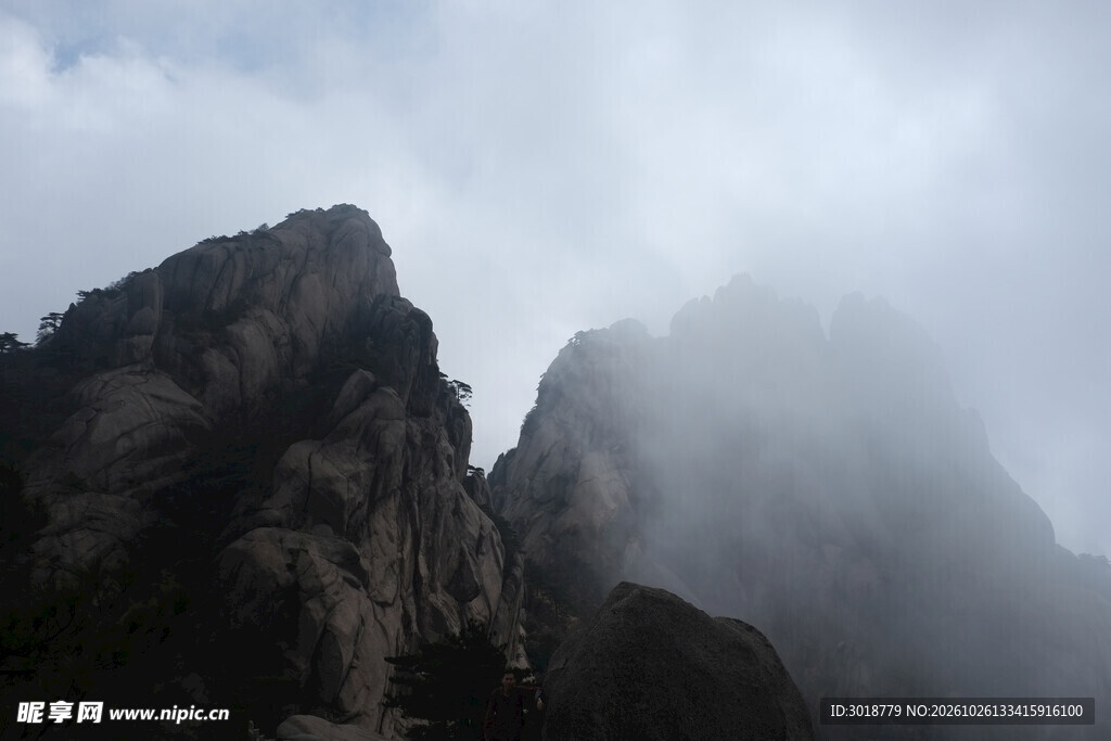 雾锁山峦自然风光