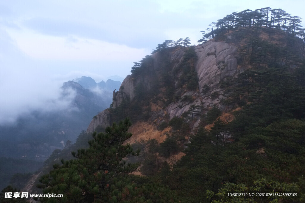 雾绕青山自然风光