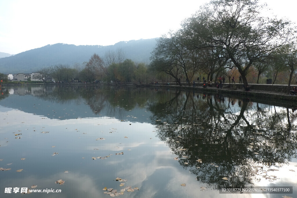 湖光山色静谧水景