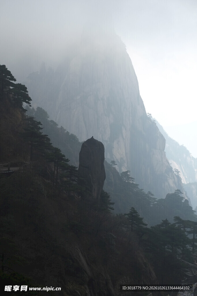 雾中山峦朦胧风光