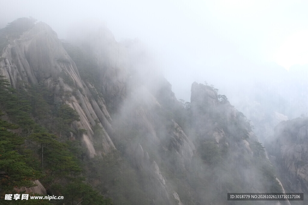 云雾绕山自然景观