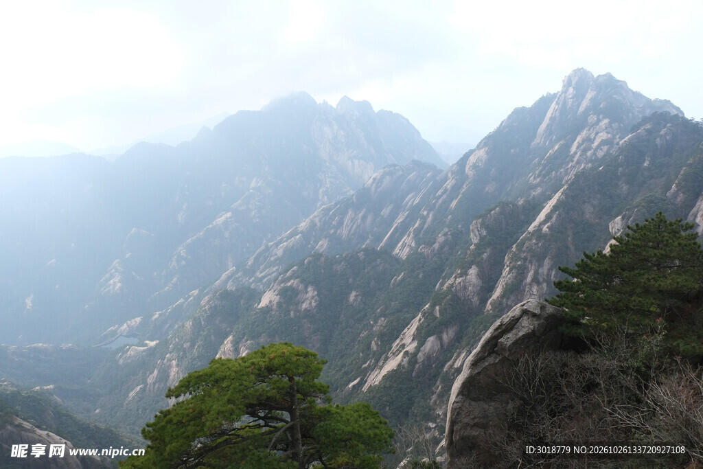 朦胧远山自然风光