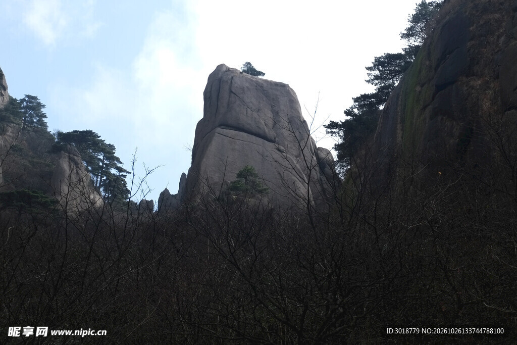 山间奇石风光