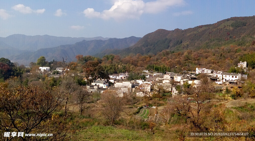 山脚下的村落风光