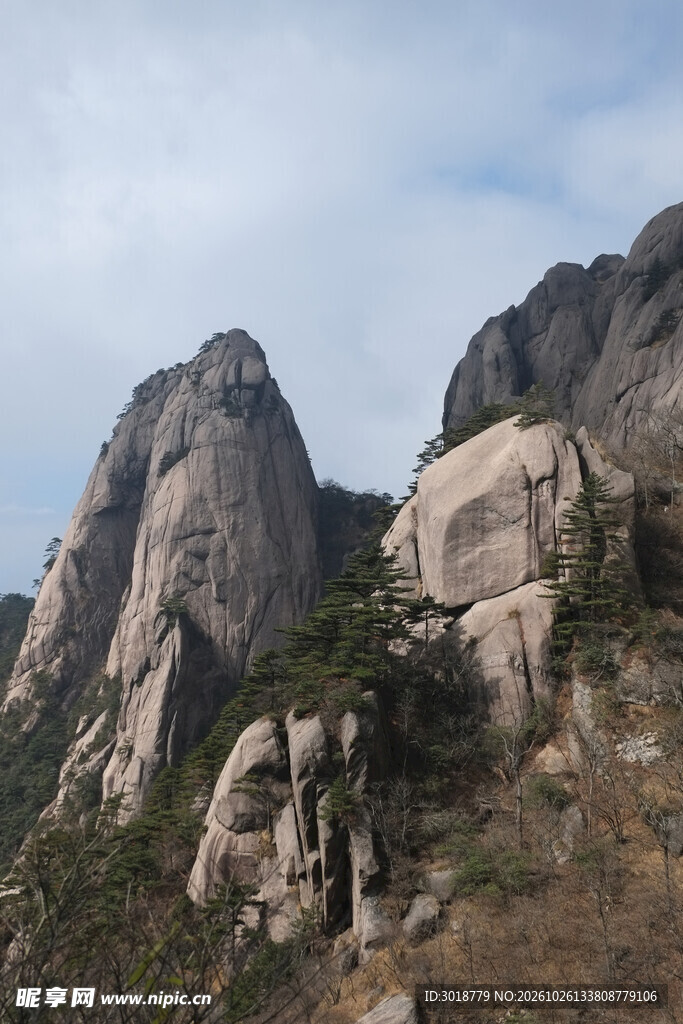 峻峭花岗岩山岳风光