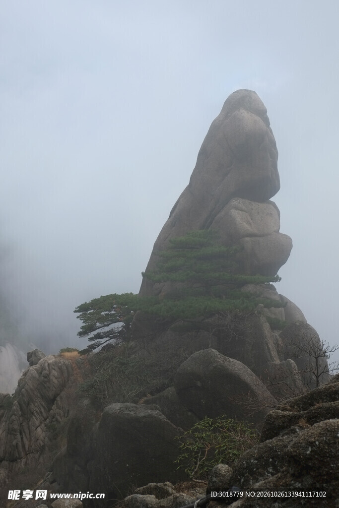 雾中山间奇石风光