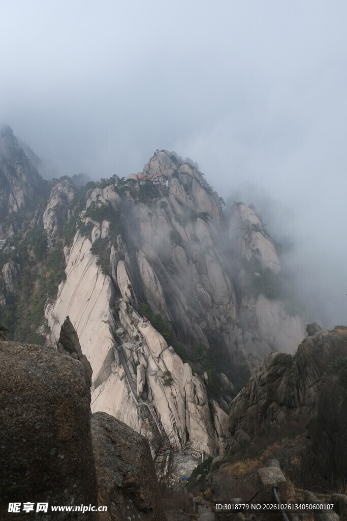 云雾笼罩险峻山峰