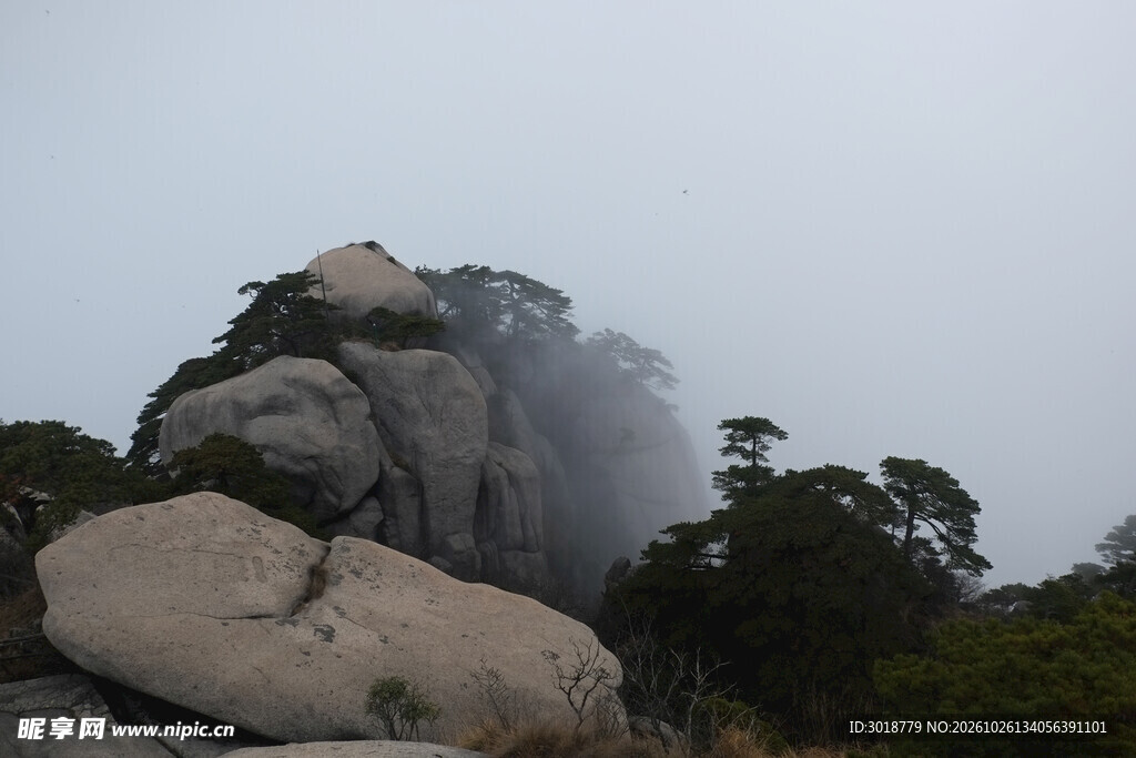雾绕山石自然山景