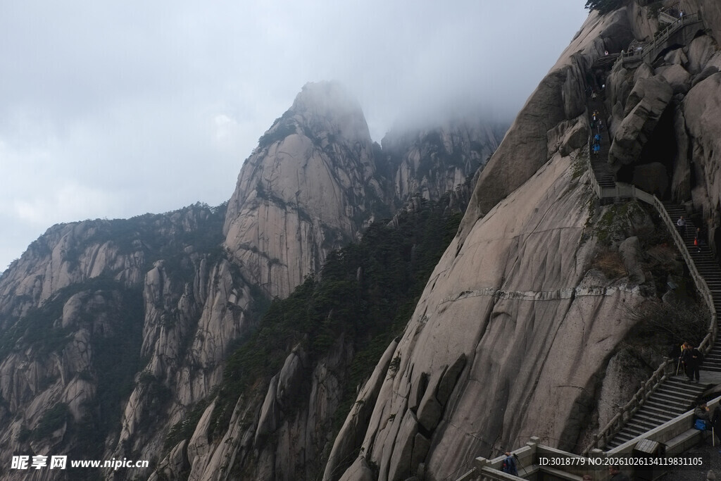 华山雾中峭壁风光
