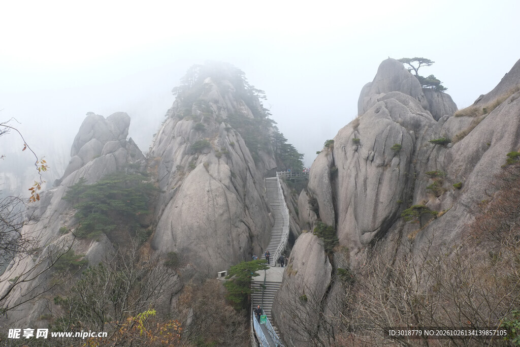 雾绕奇峰山野风光