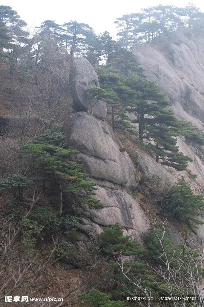山间松石自然景观