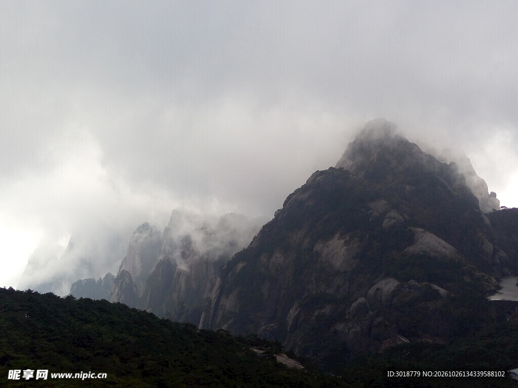 雾绕山巅朦胧山景