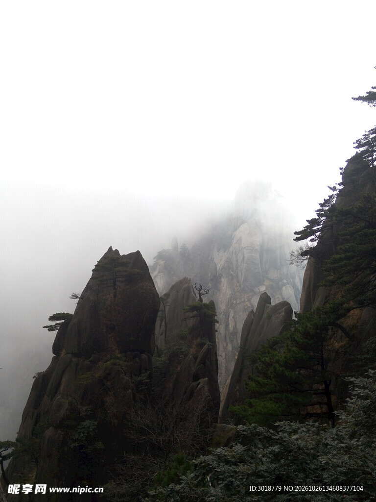 雾绕奇峰山野风光