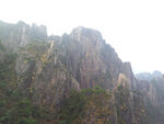 朦胧山间陡崖风光