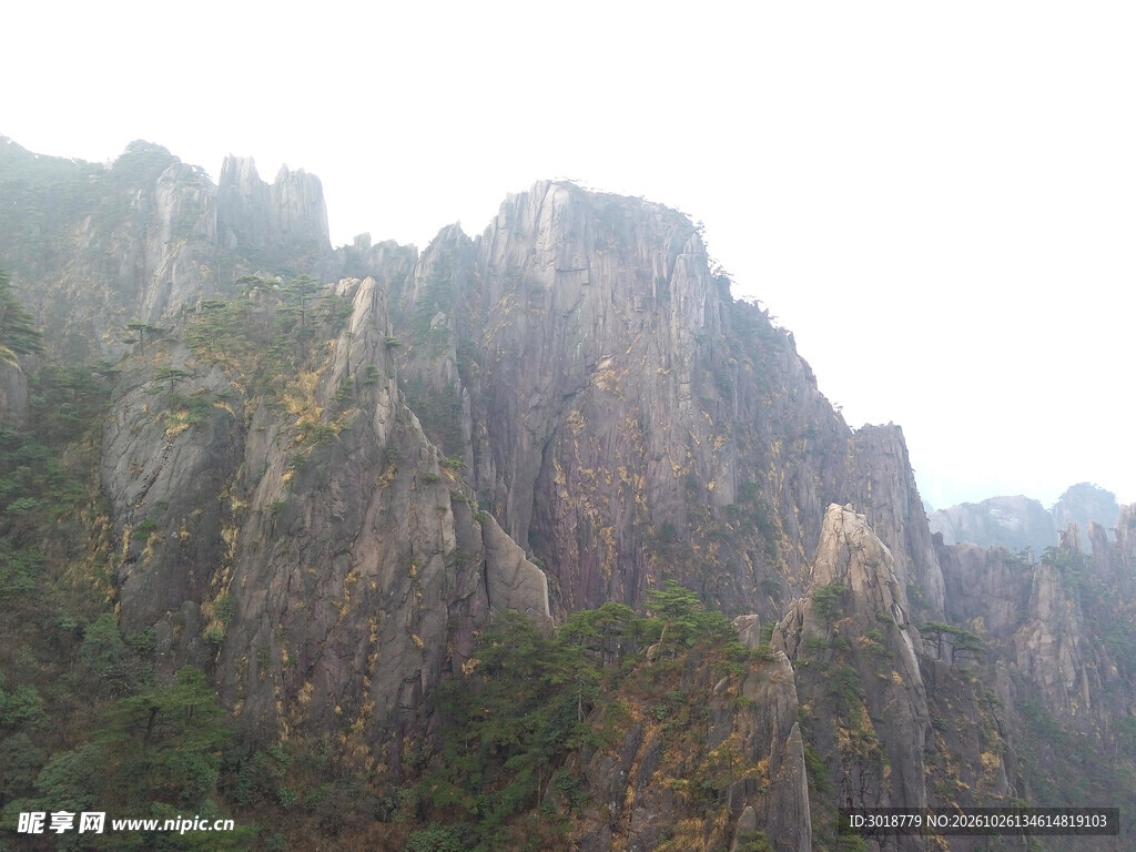 朦胧山间陡崖风光