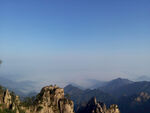 蓝天下的山峦奇峰