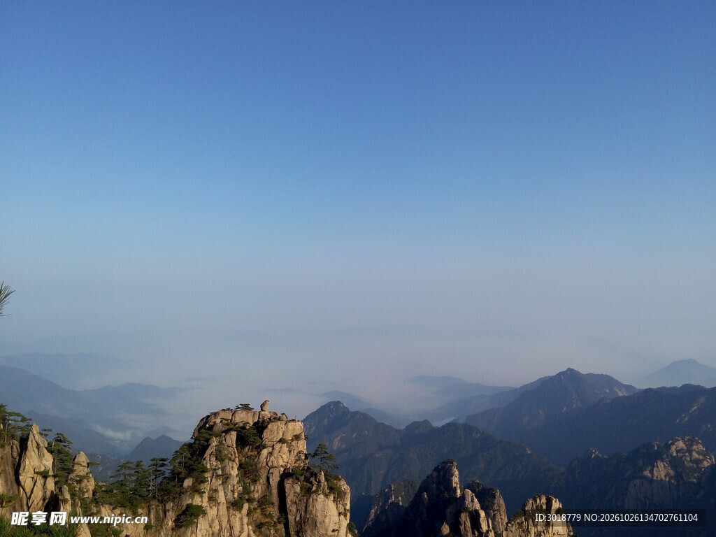 蓝天下的山峦奇峰