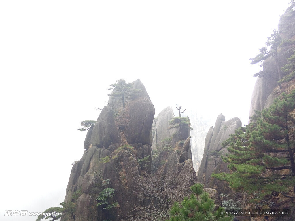 雾中奇峰松峦风光