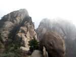 雾中山岳自然风光